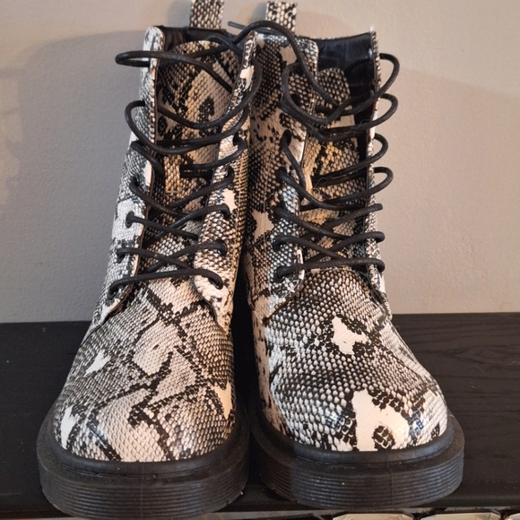 Snake print combat boots. - Picture 4 of 4